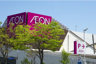 Conveniently located shops