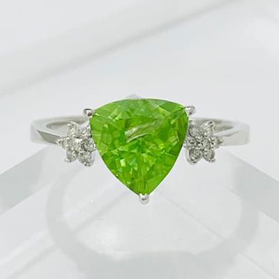 2.68ct K18WG peridot ring