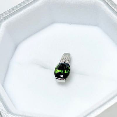 Green tourmaline pen top 1.86ct Pt900