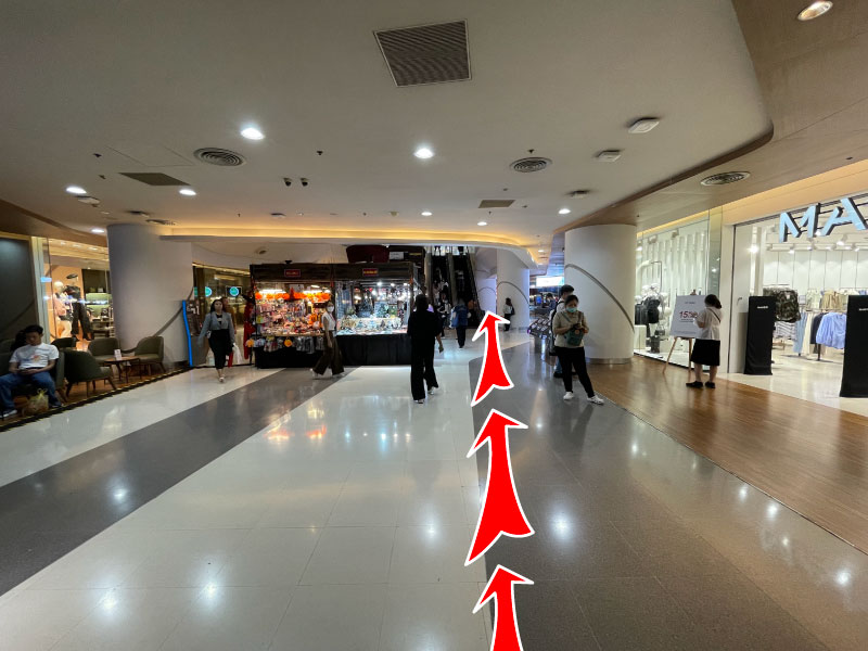 เดินตรงเข้ามาในห้างจะเจอบันใดเลื่อนตรงหน้า