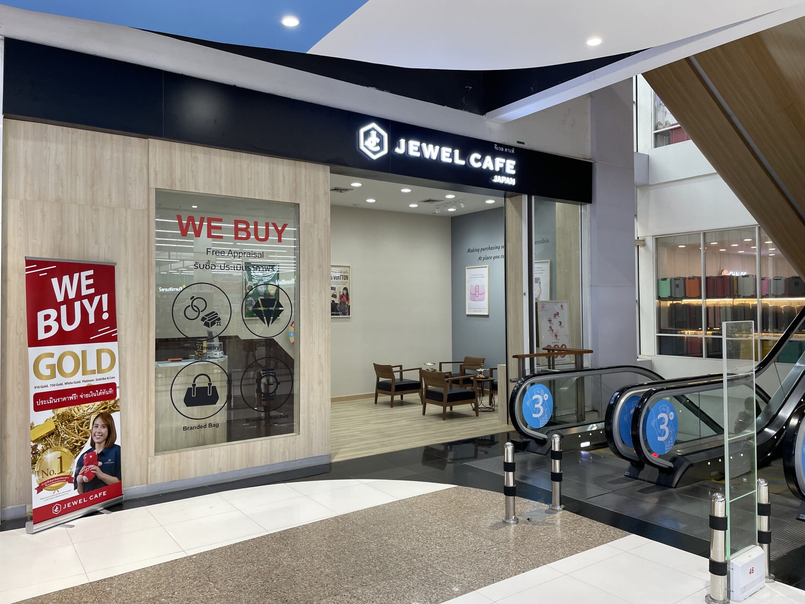 ร้านจีเวลคาเฟ่จะอยู่ติดกับ Aeon และบันใดเลื่อนทางขึ้นจากอีกฝั่งหนึ่ง